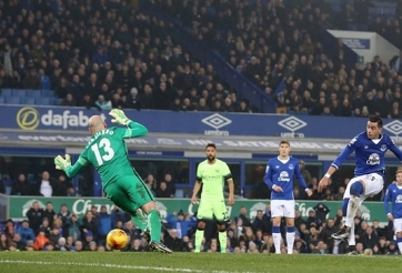 Bị xử ép, HLV Man City bất mãn với trọng tài